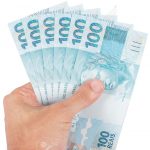 maco notas real na mao de rico-male-hand-holding-six-hundred-reais-Stock-Photo
