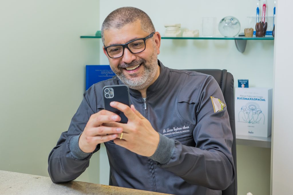 Contato através do site,, redes sociais e WhatsApp